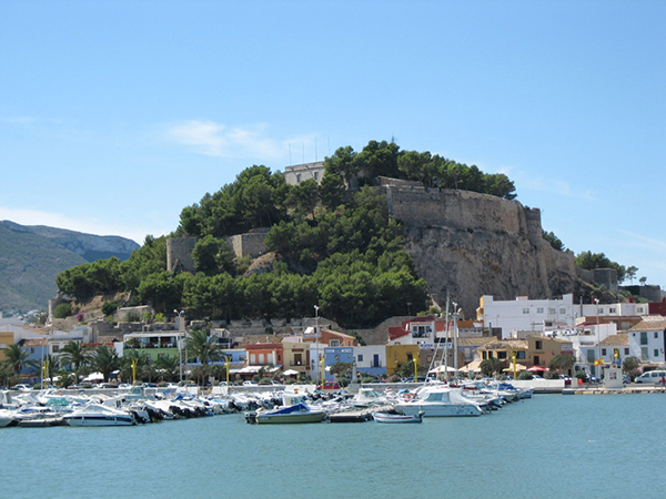 Puerto de Dénia con castillo medieval. Foto: WIKIPEDIA