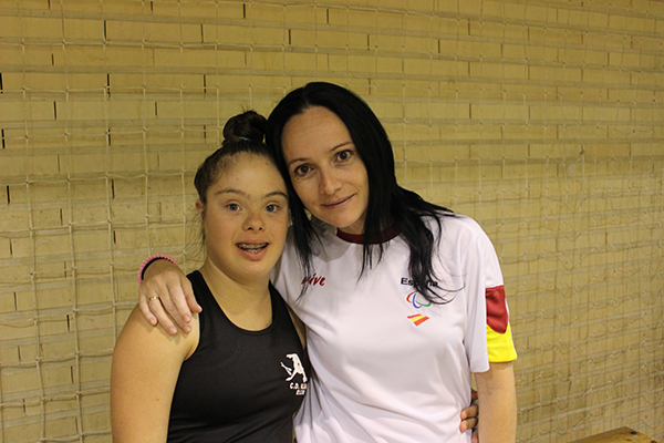 Sara Marín y Titi Alberola, deportista y entrenadora. Foto: SONIA MARCO