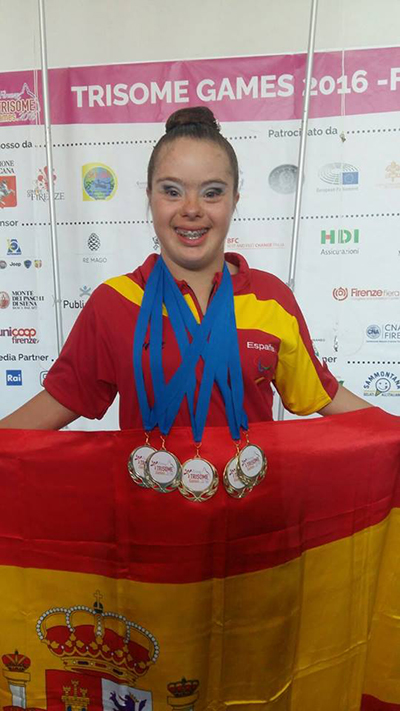 Sara con las medallas de oro al ganar en los Trisomes Games de Florencia. Foto: facebook Sara Marín