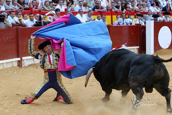 Luis Francisco Esplá en una larga cambiada frente a Hosco-8, de Juan Pedro Domecq, su último toro en Alicante. Foto: VIGUERAS